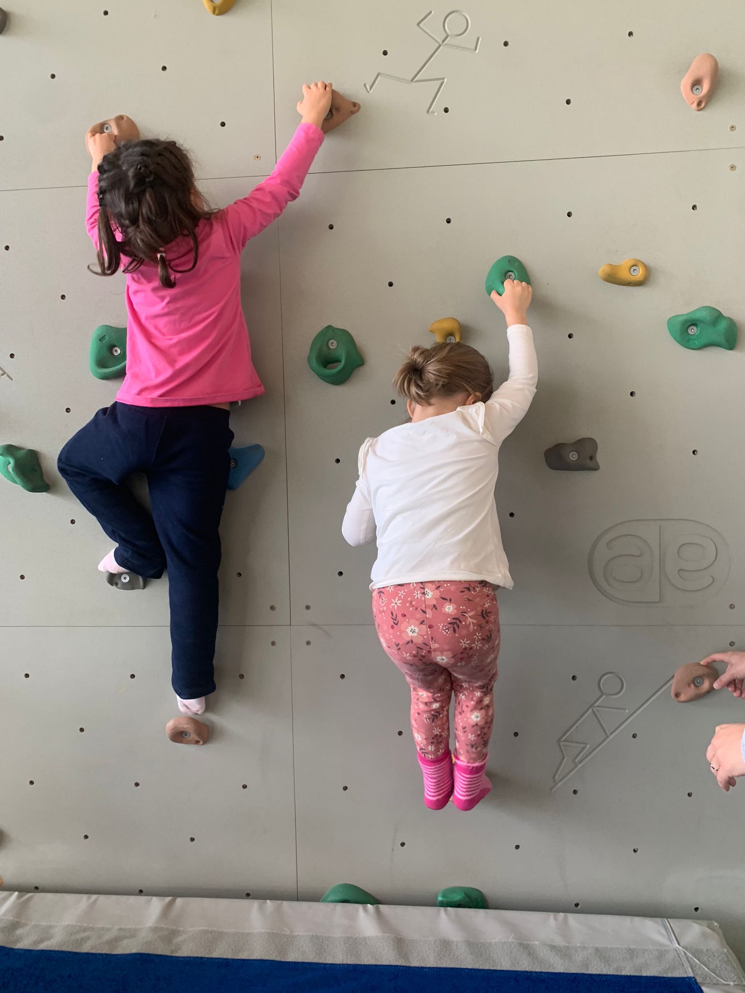 Enfants jouant à escalader un mur