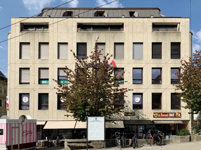 Photo du pilier-public vu depuis le Nord de la Place Georges-Python
