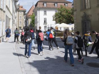 groupes d'adolescentes marchant dans la rue PIerre-Aeby