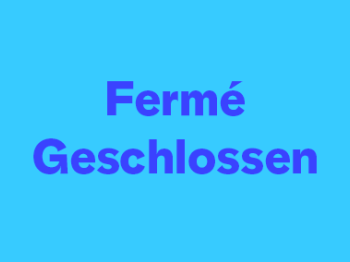Fermé - Geschlossen écrit en bleu foncé sur fond bleu clair
