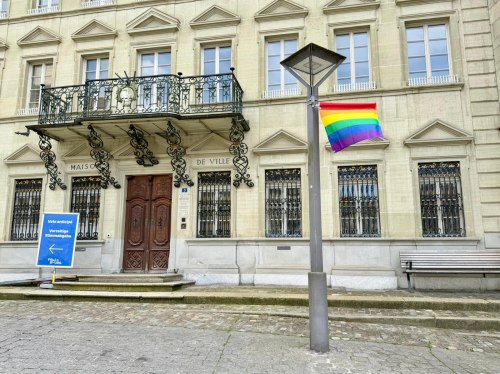 Drapeau arc-en-ciel devant la Maison de Ville