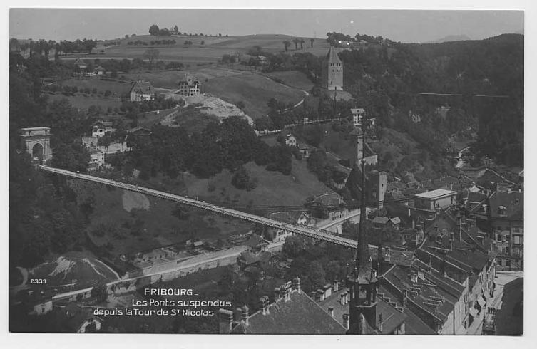 Les deux ponts suspendus (de Zaehringen, au premier plan, et du Gottéron, au fond à droite) vus du sommet de la cathédrale (vers 1920).