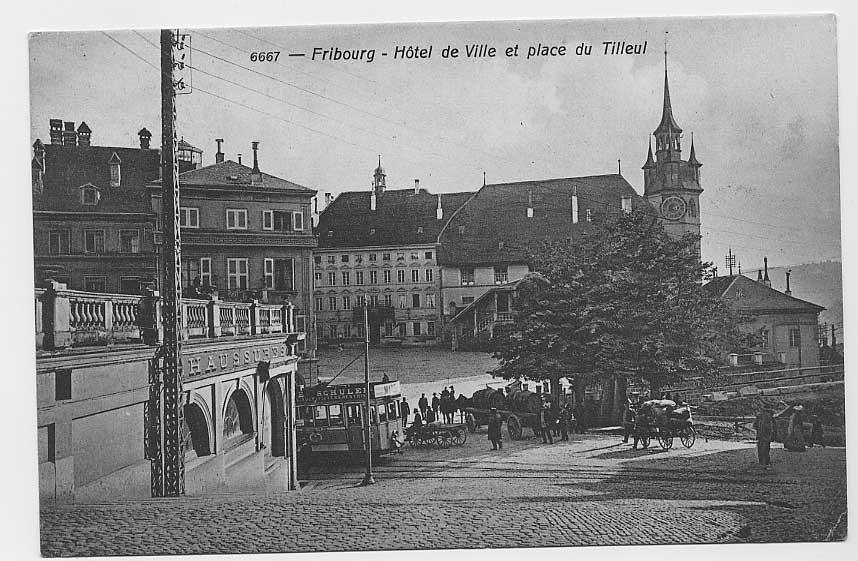 La Maison de Ville et l'Hôtel de Ville (au fond) et le célèbre Tilleul de Morat (1910).