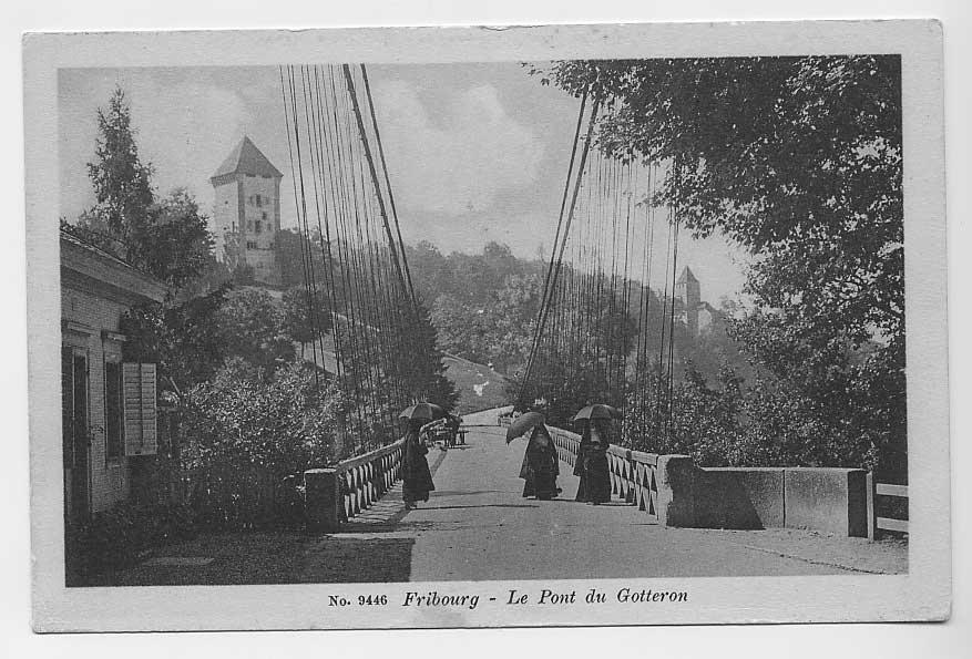 Des soeurs ursulines en promenade sur le pont du Gottéron (vers 1910).