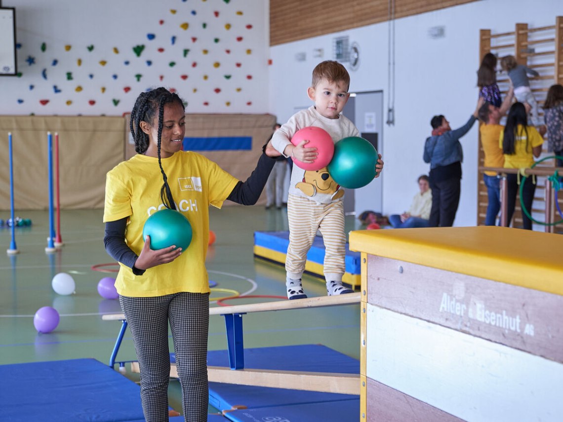 Image de salle de sport, avec un enfant 