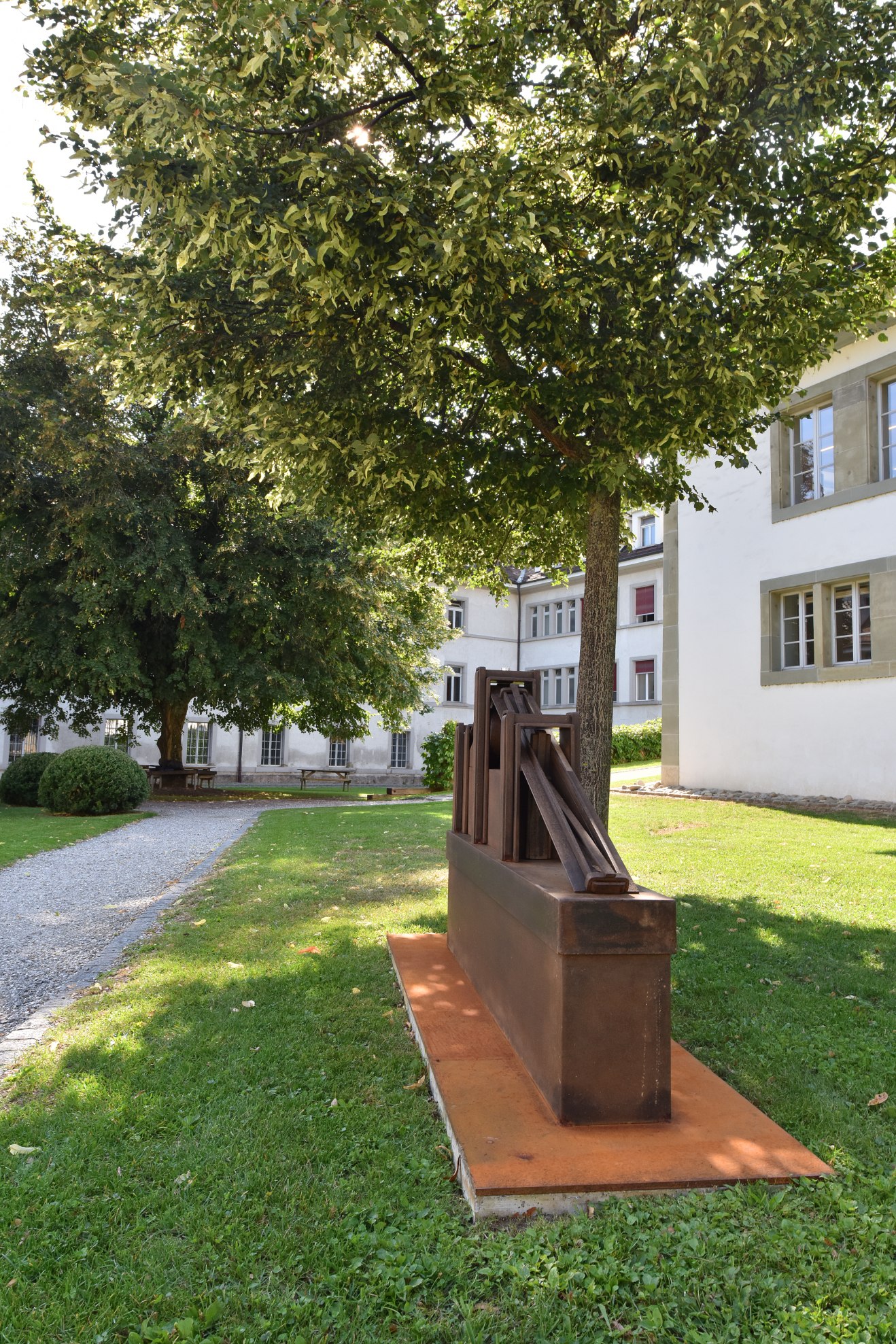 sculpture jardin ancien hôpital des bourgeois