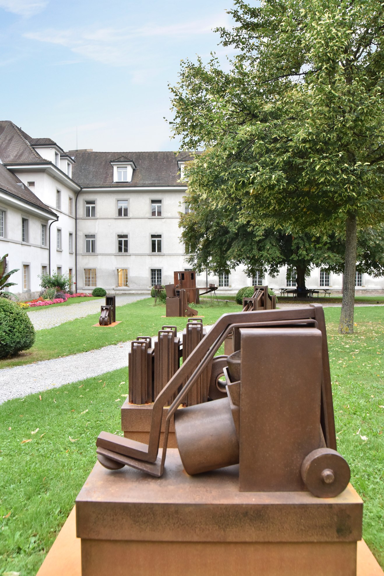 sculpture jardin ancien hôpital des bourgeois