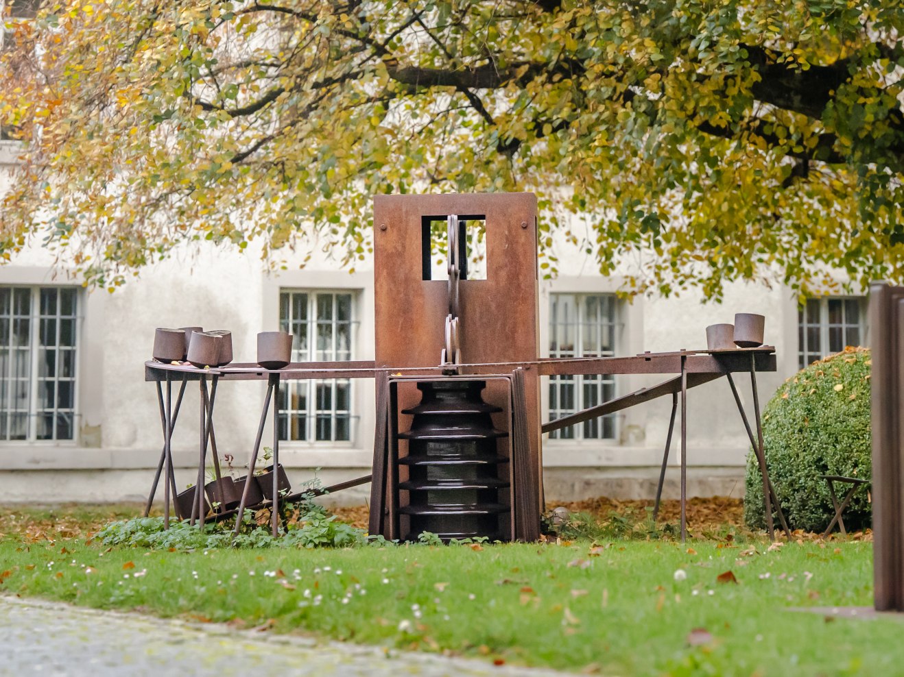 sculpture fer rouillé et herbes folles 