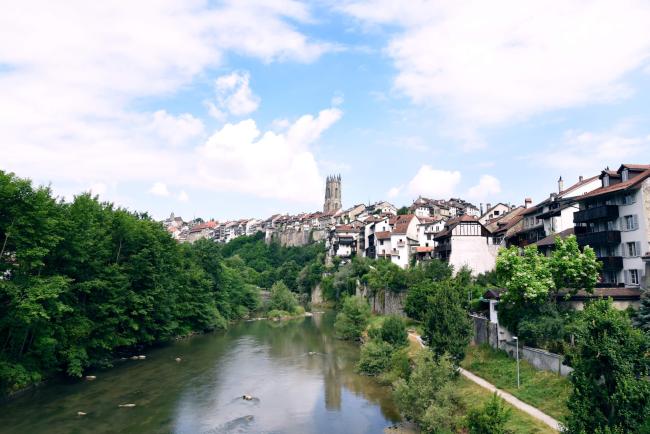 Vue depuis le pont du Milieu à Fribourg